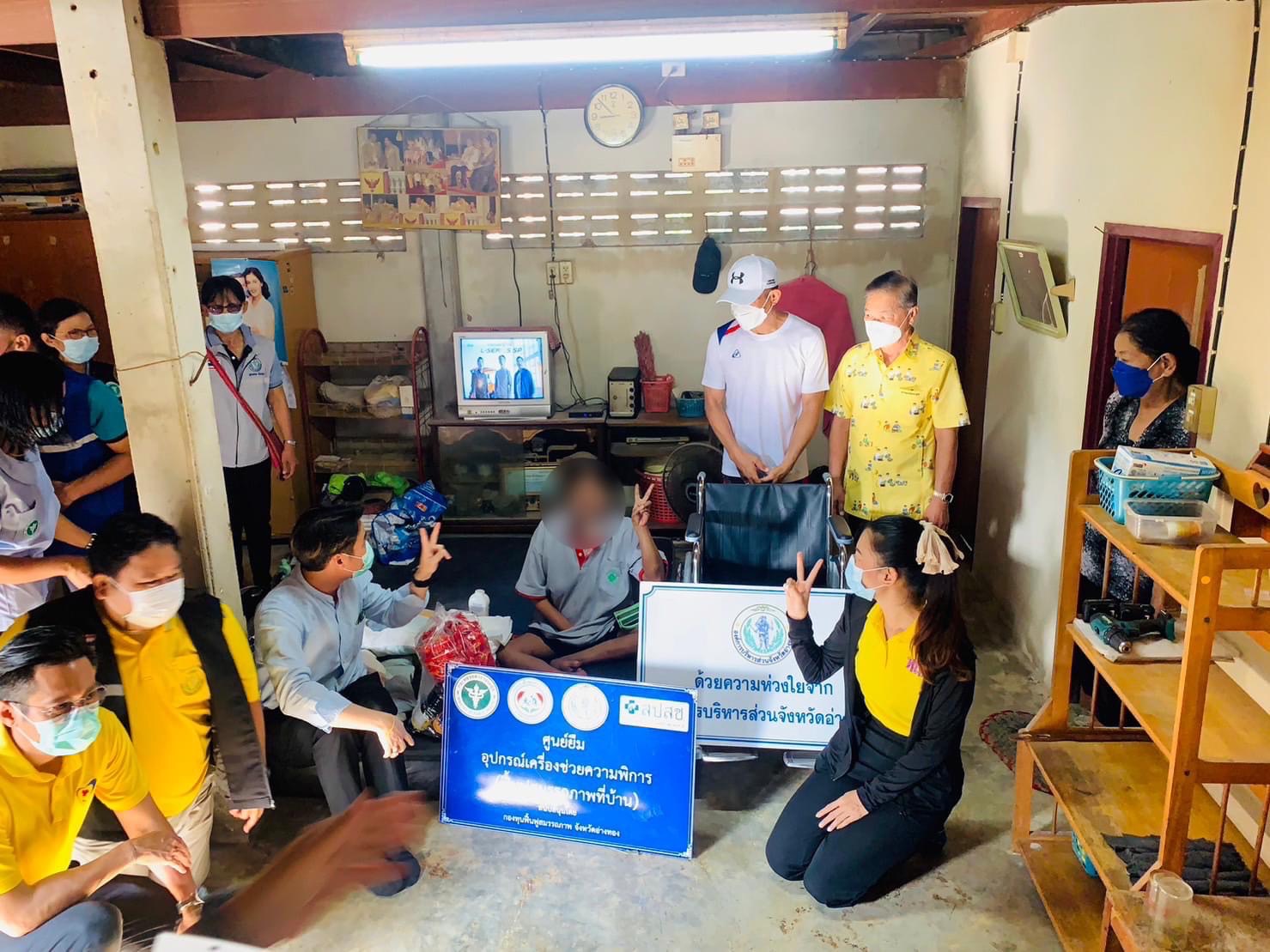 ศูนย์ช่วยเหลือสังคมวัดอ่างทองวรวิหาร มอบกายอุปกรณ์ เครื่องอุปโภคบริโภคแก่คนพิการในพื้นที่ป่าโมก