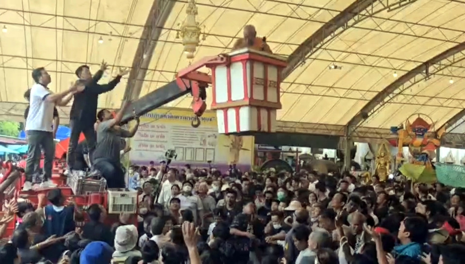 "หลวงพ่อแป๊ะ" โปรยทาน 4 แสนบาท งานทอดกฐินวัดสว่างอารมณ์ นครปฐม
