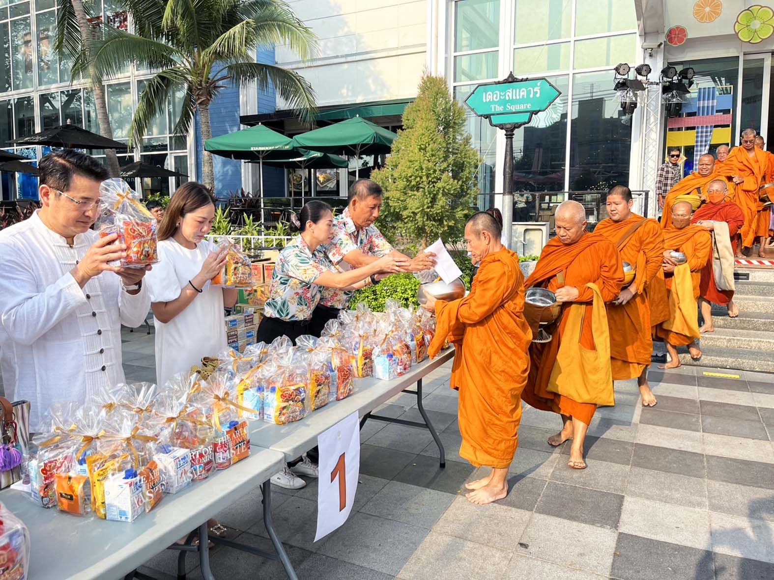  “บลูพอร์ต” ตักบาตรสงกรานต์พร้อมเปิดงาน “เมษา มาสาด” สุดมันส์กับอุโมงค์น้ำขนาดใหญ่