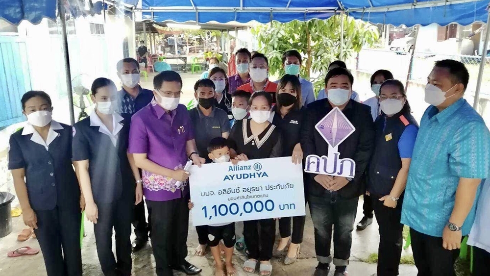 ผู้ว่าฯร้อยเอ็ด มอบเงินช่วยเหลือ 2 ครอบครัวผู้เสียชีวิตจากอุบัติเหตุรถโดยสารชนเสาสะพาน จ.สระบุรี 