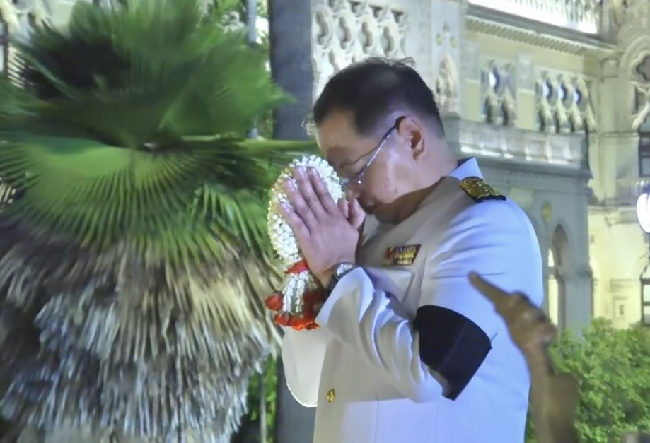'ปกรณ์' ไหว้สิ่งศักดิ์สิทธิ์ทำเนียบฯ ถือฤกษ์สะดวกตามคำสั่งนายกฯ ให้ทำงานปกติ