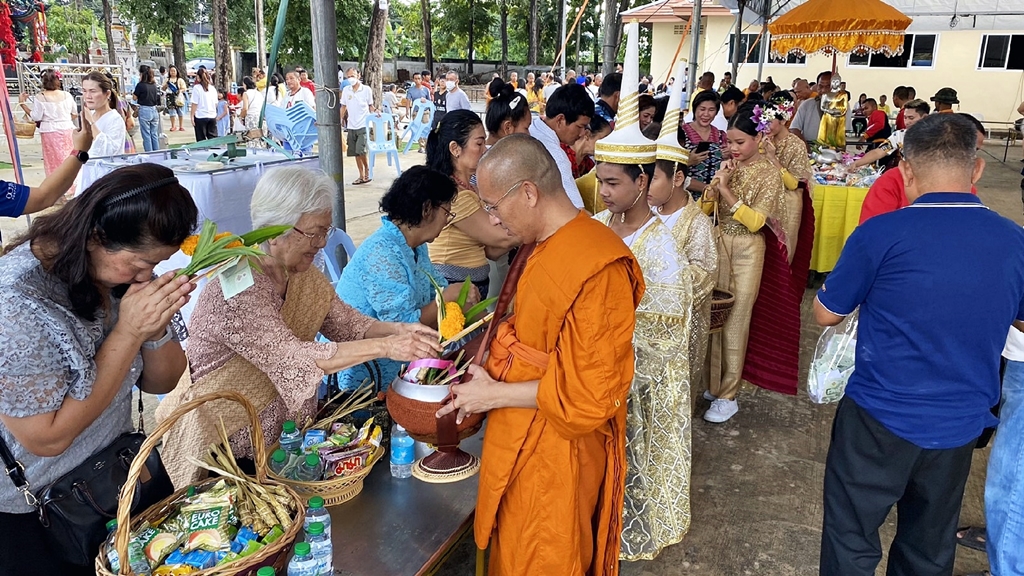 ชาวสัตหีบ ร่วมตักบาตรเทโวโรหนะประเพณีวันออกพรรษา แน่นวัดเทพประสาท 
