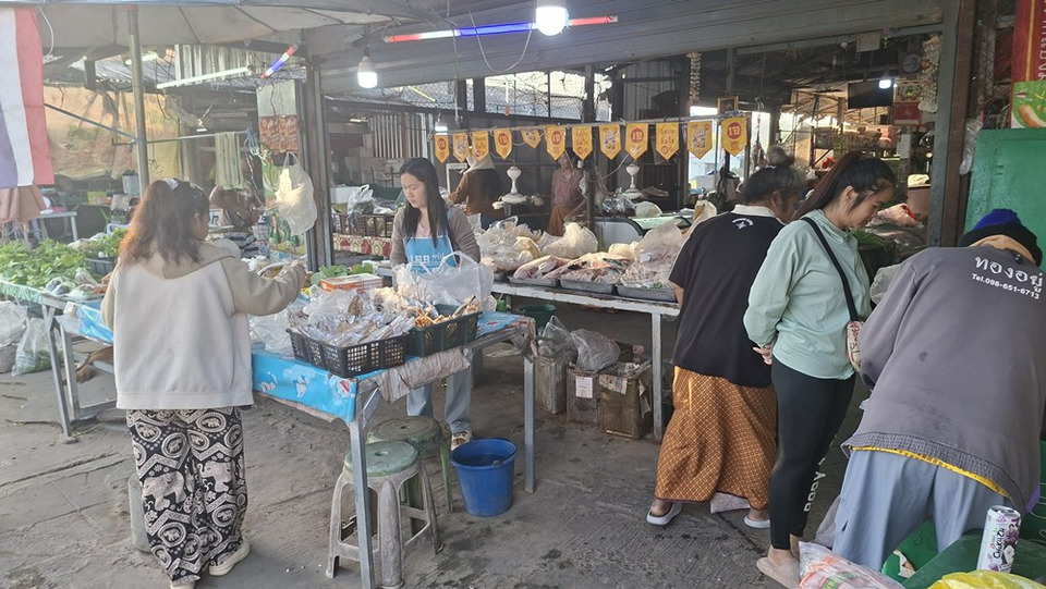  ตลาดชายแดนช่องจอมคึกคักวันแรก! หลังหยุดยิง “พ่อค้าแม่ค้า” กลับมาค้าขาย วอนคนไทยช่วยอุดหนุนปีใหม่