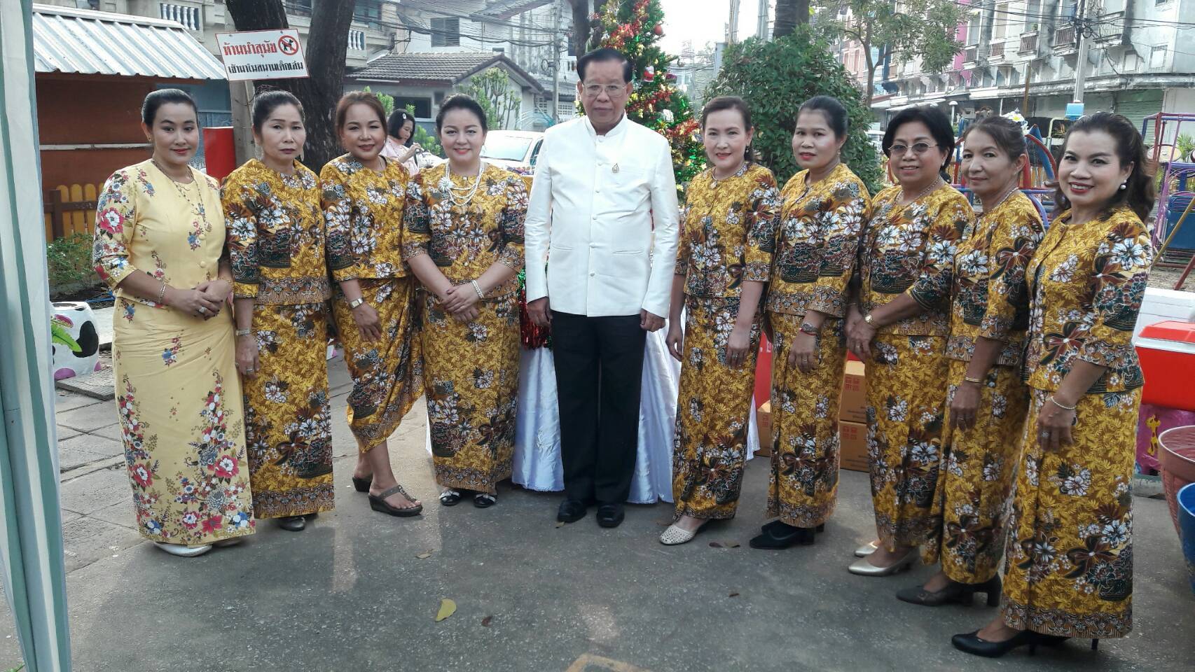 สก.พร้อมผู้บริหารเขตดอนเมืองทำบุญปีใหม่ และวันเด็ก ที่ชุมชนยิ่งโอฬาร