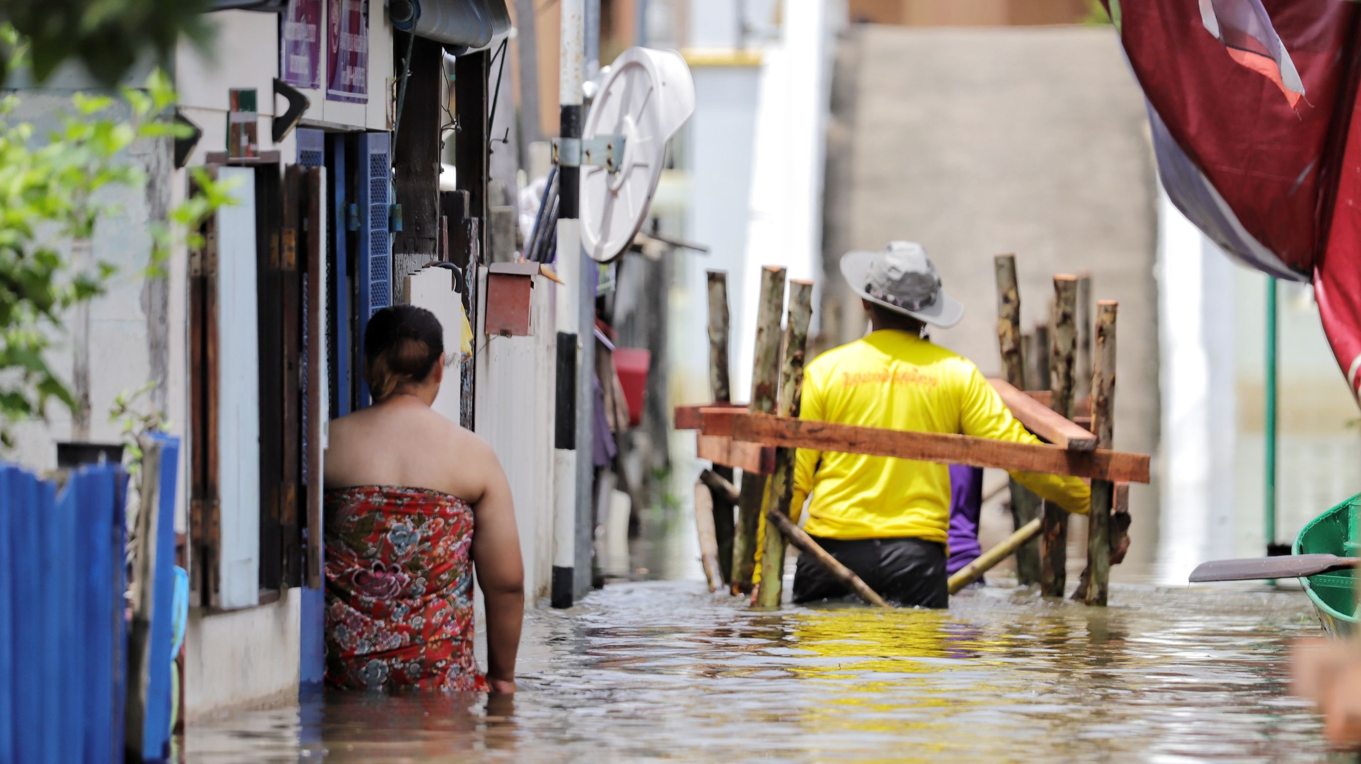 เร่งสร้างสะพานไม้หลังน้ำเจ้าพระยาทะลักท่วมชุมชนวัดบางหลวงปทุมธานี