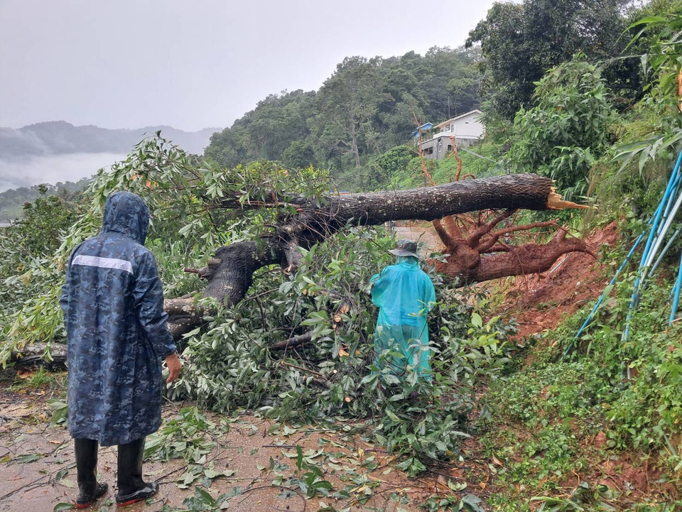 พายุฝนถล่มเชียงใหม่ น้ำป่าไหลหลาก-ดินสไลด์หลายจุด อ.แม่อาย เร่งช่วยเหลือผู้ประสบภัย