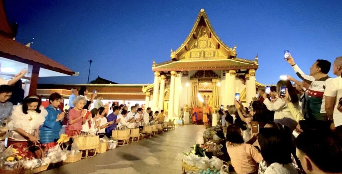 รองผู้ว่าฯพิษณุโลกลั่นกลองเริ่มงานตักบาตรรับอรุณหน้าวิหารวัดพระศรีรัตนมหาธาตุทุกวันเสาร์