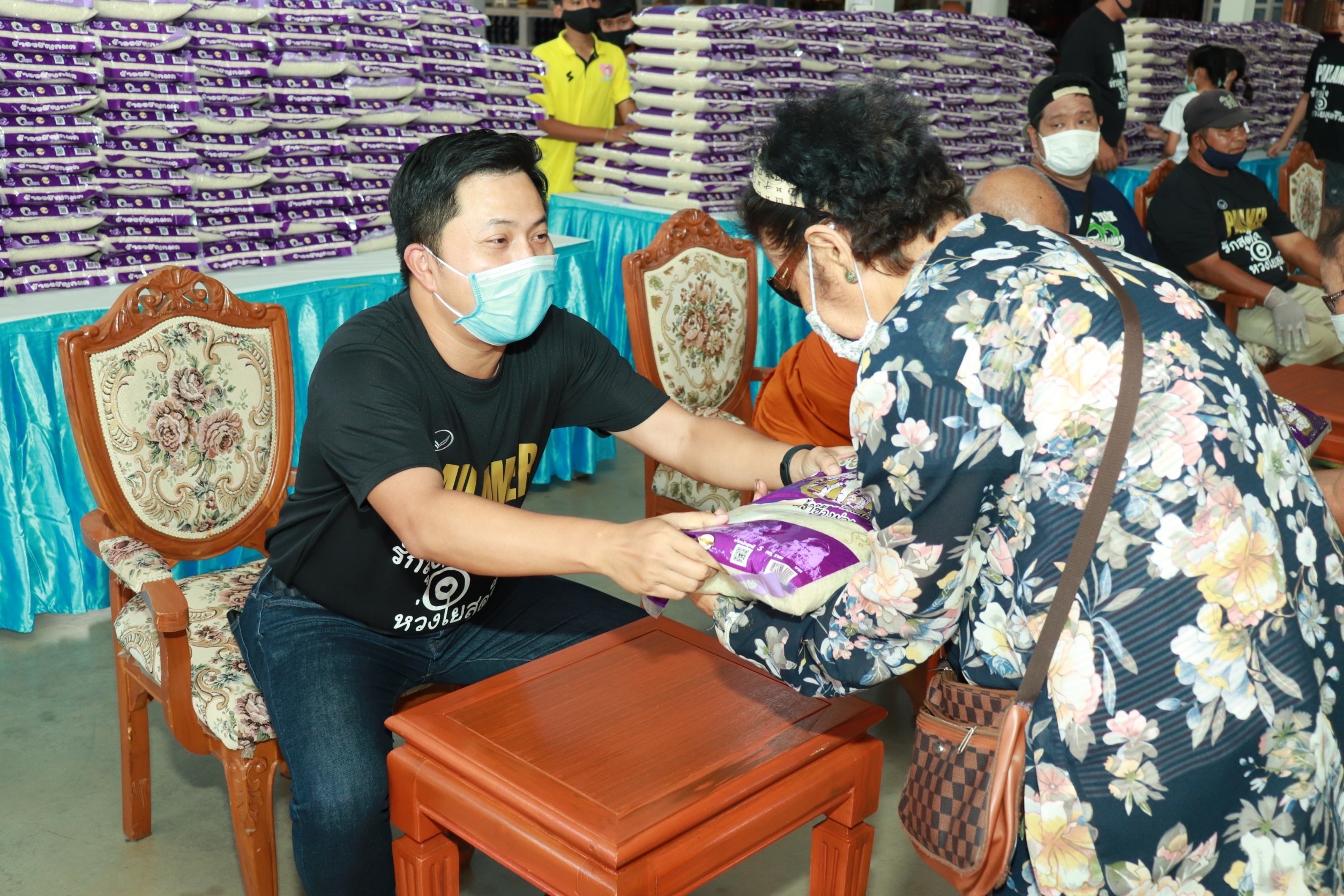 ห้างทองปัญญาบางเสร่และร้านปายละเมอสัตหีบ มอบข้าวสารแทนกำลังใจสู้ โควิด-19
