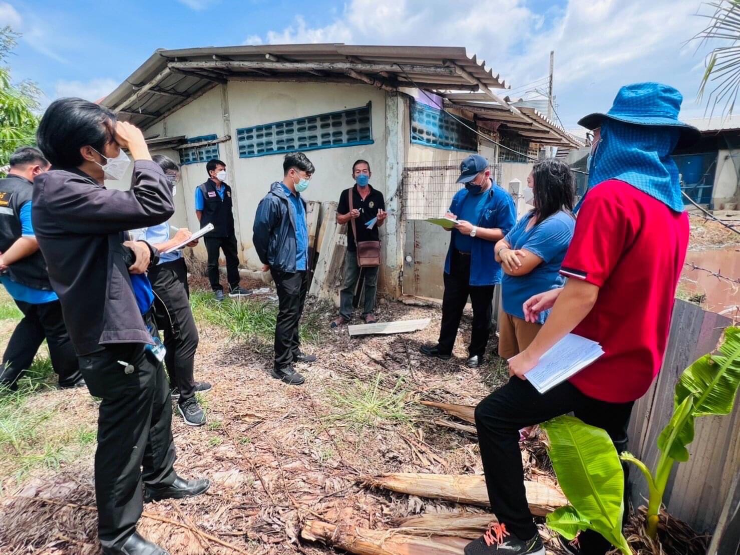 ศูนย์ดำรงธรรมอ่างทอง ลงพื้นที่ตรวจสอบ ฟาร์มหมูปล่อยน้ำเสีย-กลิ่นเหม็น