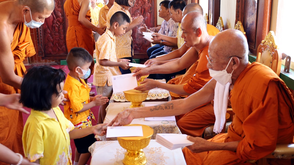หลวงพ่อวัดนาจอมเทียน มอบทุนการศึกษา 285 ทุน เนื่องในวันแม่แห่งชาติ