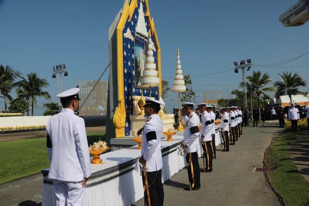 พสกนิกร"ศรีราชา"ร่วมพิธีถวายดอกไม้จันทน์พระราชพิธีถวายพระเพลิงพระบรมศพ