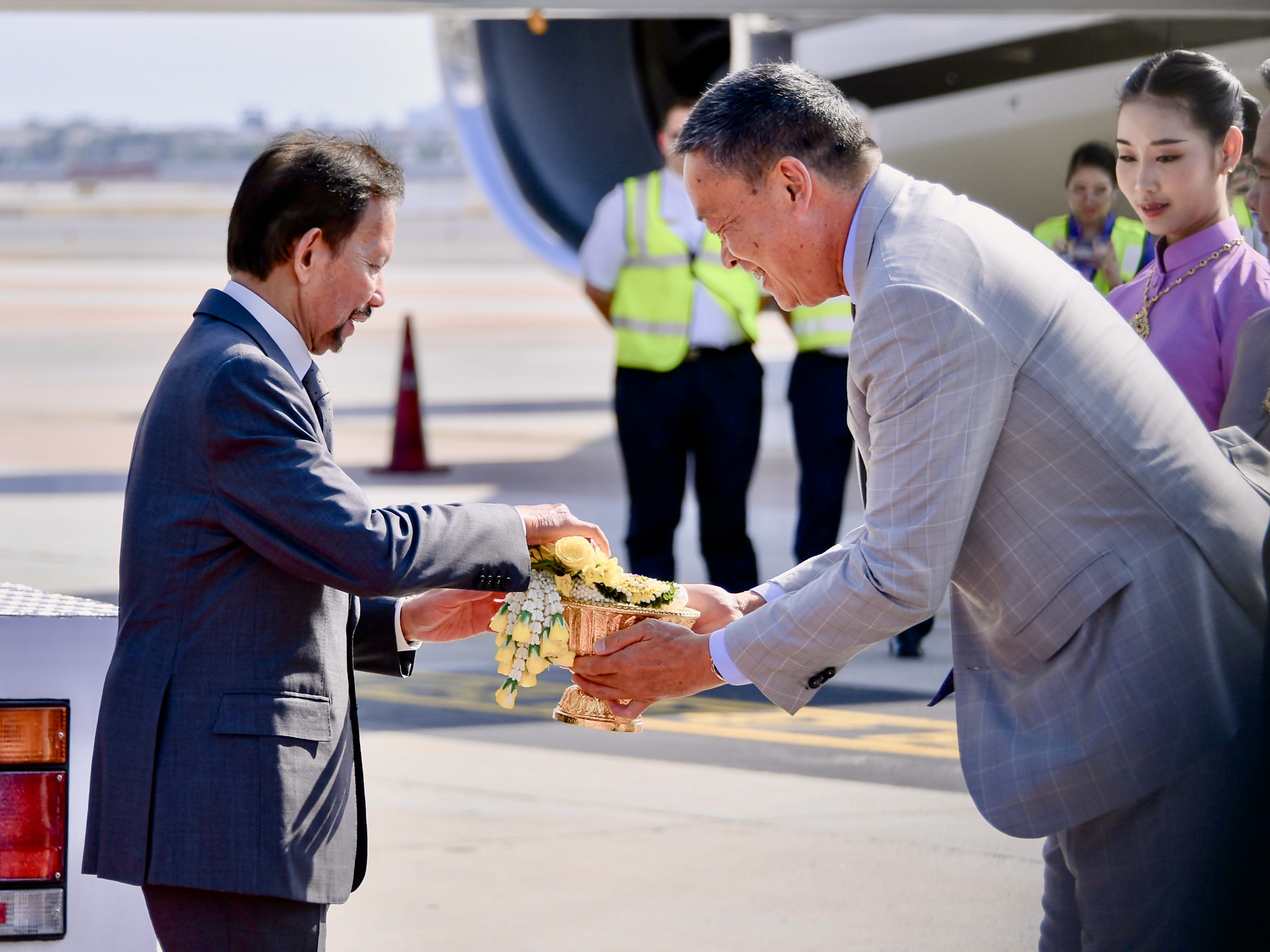"นายกฯ" รับเสด็จ "สมเด็จพระราชาธิบดีแห่งบรูไน" 