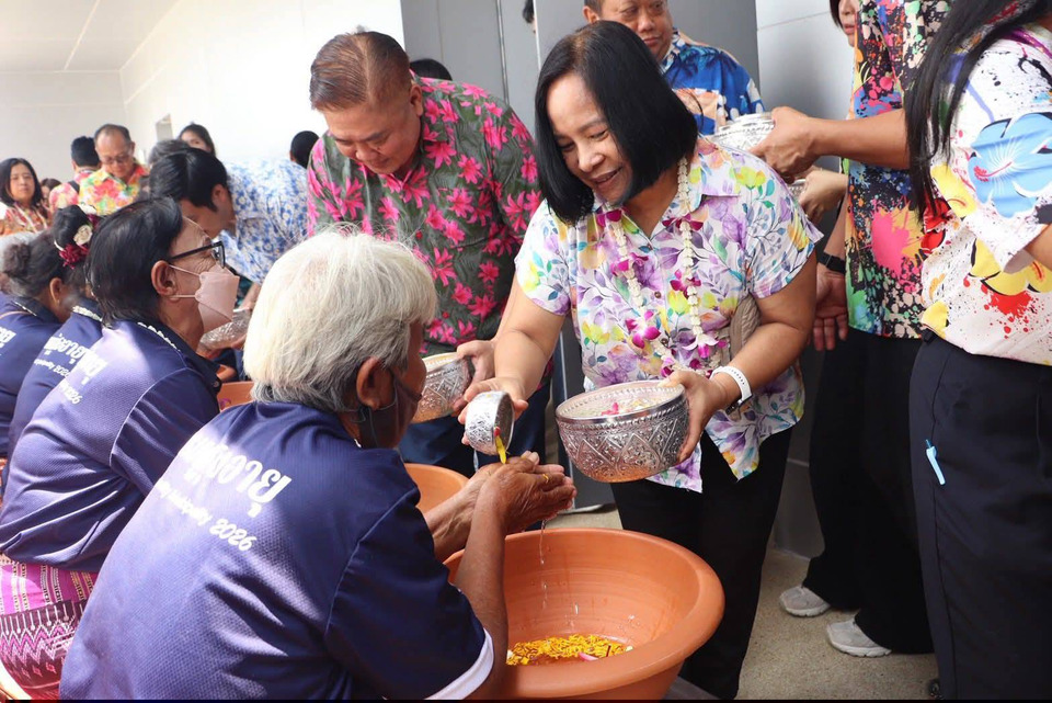 มาบตาพุดผนึกอุตสาหกรรม รดน้ำขอพรผู้สูงอายุ สงกรานต์ 69 สานสัมพันธ์ชุมชน-โรงงาน เติมรอยยิ้มอบอุ่น 