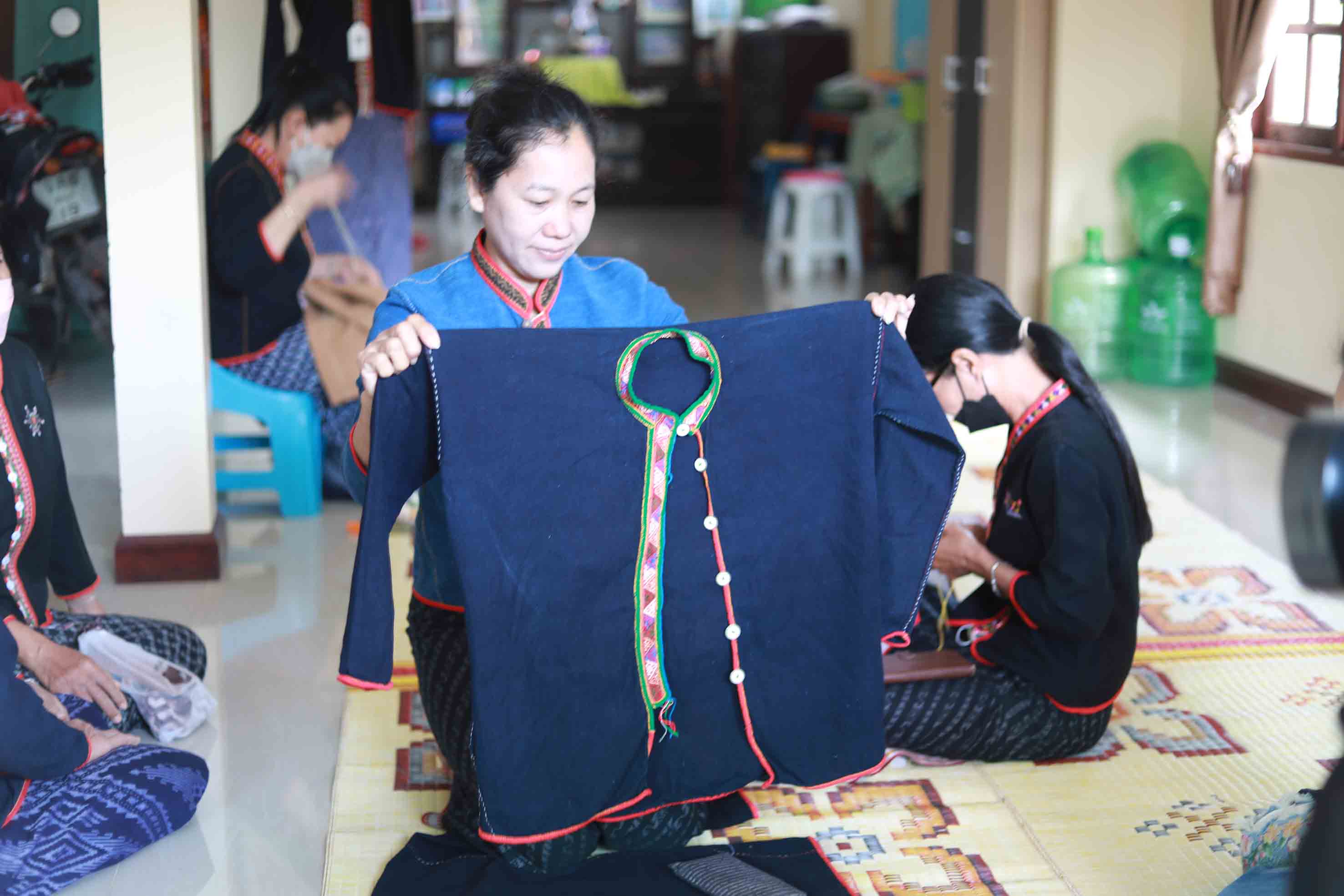 กลุ่มสตรีผู้ไทกุดหว้า กาฬสินธ์ุอนุรักษ์ปักเย็บมือเสื้อโบราณขายรายได้ดี