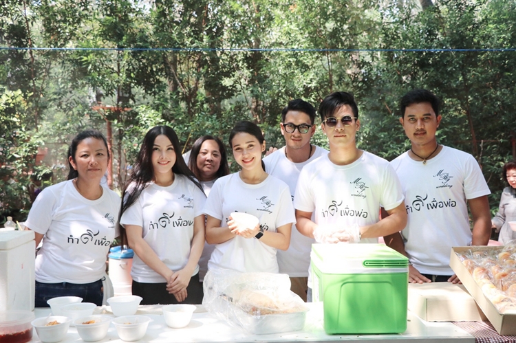 จาด้า นำทีมดาราจิตอาสา เปิดโรงทานแจกข้าวไข่เจียว ที่วัดธรรมาราม อยุธยา