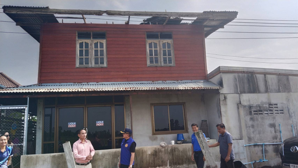 พายุถล่มบ้านไผ่ ขอนแก่น เสียหาย 19 หลังคาเรือน ชาวบ้านเผยลมหมุนยกหลังคาปลิวทั้งโครง