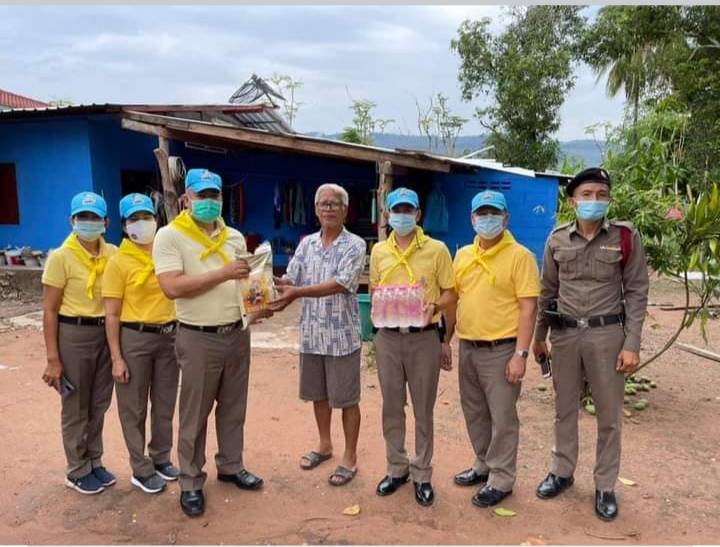 ตำรวจน้ำปาดมอบสิ่งของให้กับผู้ประสบภัย 