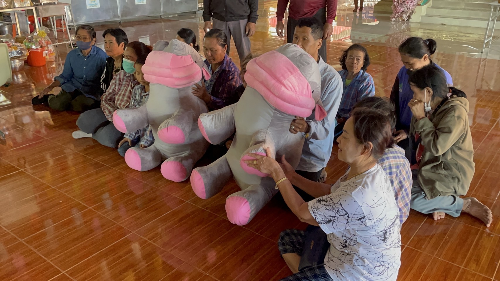 สุพรรณบุรี ส่องเลขเด็ดแม่ตะเคียนหอบตุ๊กตาหมูเด้งแก้บน