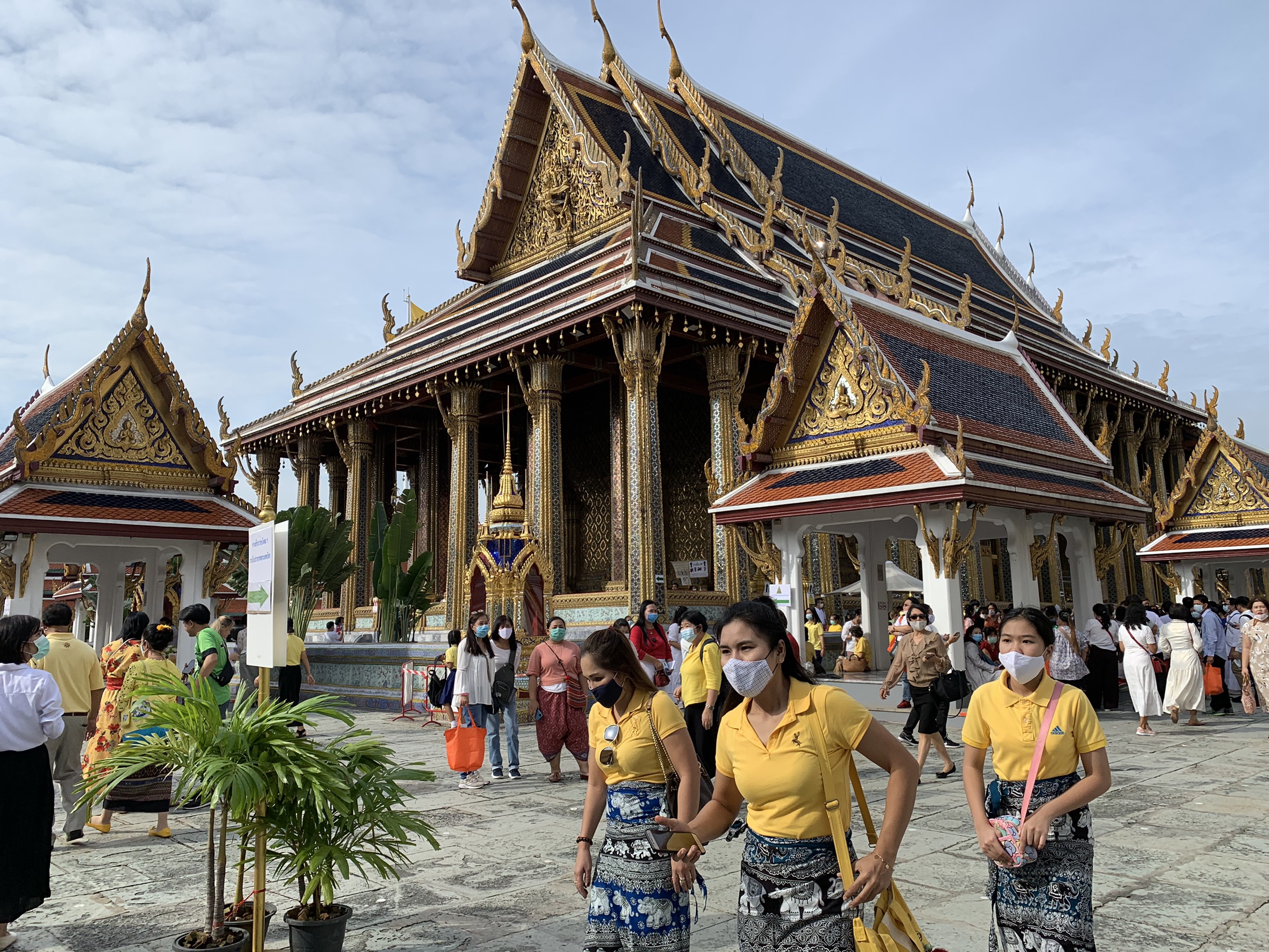 ปชช.เดินทางมากราบไหว้พระแก้วมรกตและถวายบังคมพระบรมรูปสมเด็จพระบูรพมหากษัตริยาธิราชที่ปราสาทพระเทพบิดร 