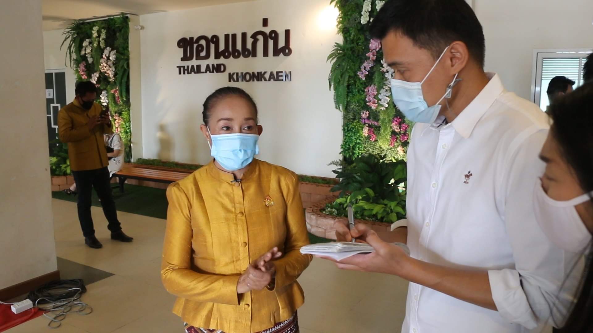 'นกน้อย อุไรพร' บุกศาลากลางขอนแก่น ขอความชัดเจนจัดแสดงได้หรือไม่หลังถูกเลิกจ้างงานต่อเนื่อง 