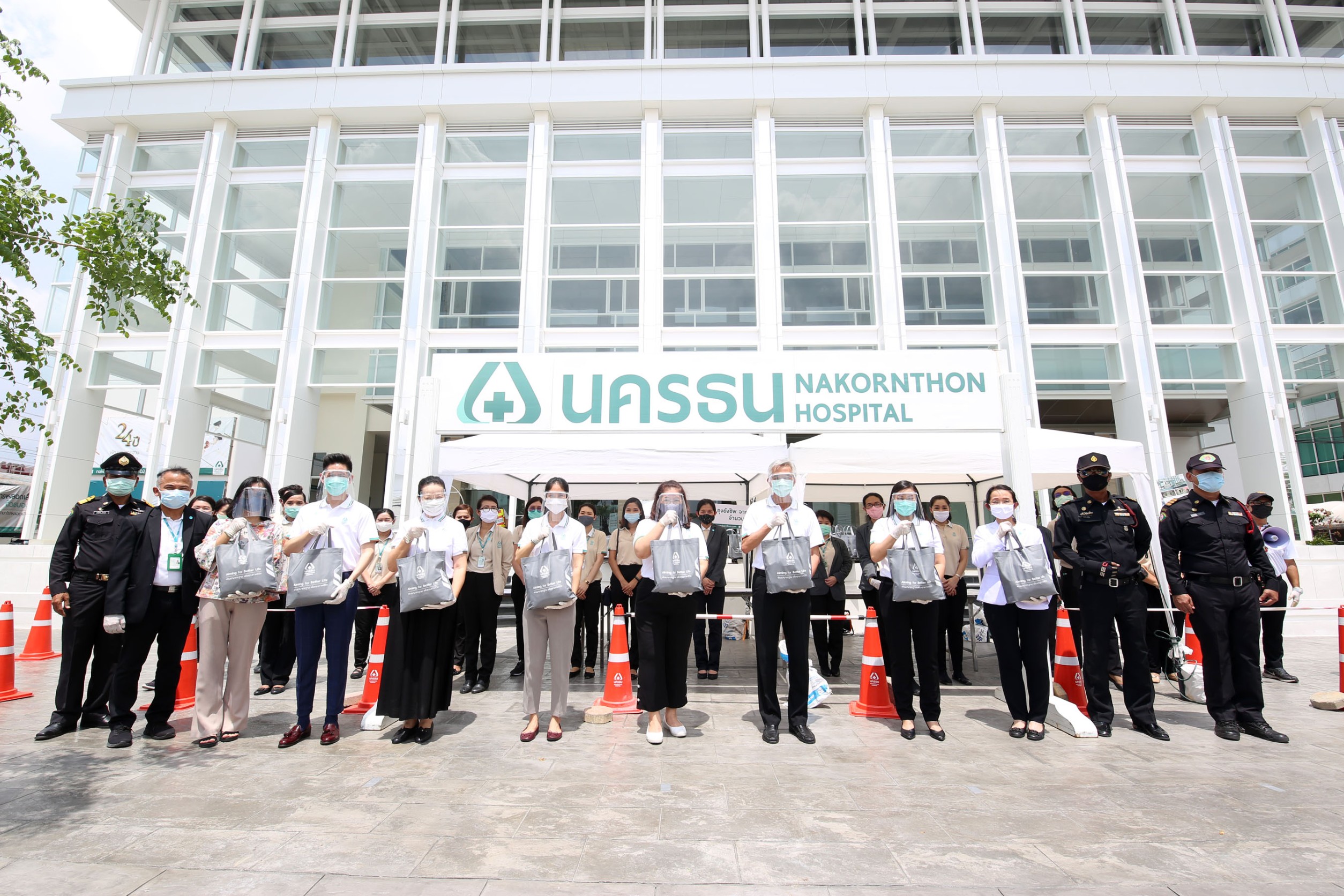 รพ.นครธน ห่วงใยประชาชน​ แจกถุงยังชีพผู้รับผลกระทบวิกฤตโควิด-19  
