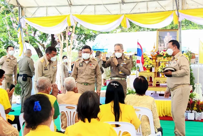 องคมนตรี ติดตามงานขุดลอกแก้มลิงหนองแสงฯอันเนื่องมาจากพระราชดำริ 