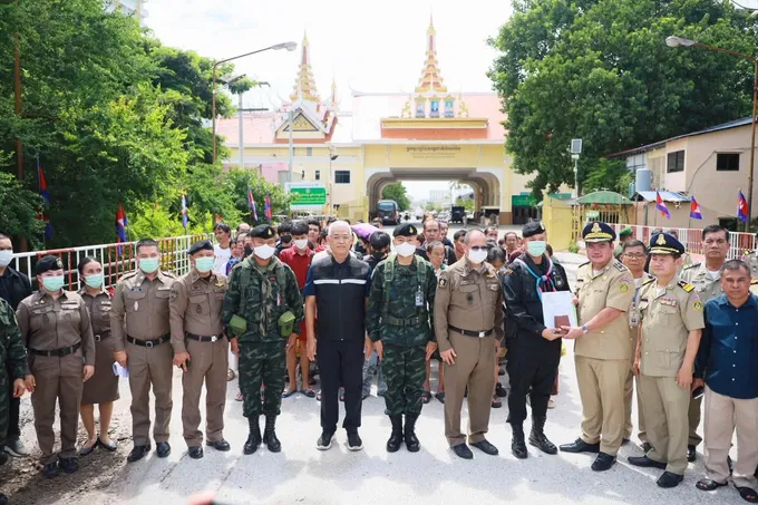 "กองทัพบก" รับคนไทย 66 คนกลับจากกัมพูชา พร้อมส่งกลับชาวกัมพูชา 69 คน ผ่านด่านคลองลึก