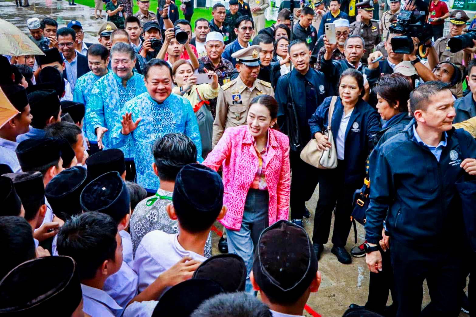 นายกฯ เยือน ร.ร. เอกชนสอนศาสนา ในชายแดนใต้ ย้ำพร้อมกระจายโอกาสการศึกษาให้ทั่วถึง ส่งเสริม soft power ทั่วประเทศ