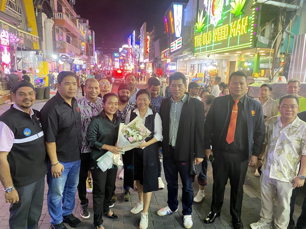 "สว.ประทุม" ลุยวอล์กกิ้งสตรีท ผู้ประกอบการเซอร์ไพรส์ มอบดอกไม้ให้กำลังใจทำงานพัฒนาการท่องเที่ยว 