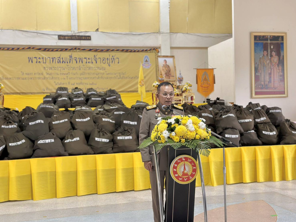 "ในหลวง" โปรดเกล้าฯให้องคมนตรี เชิญถุงพระราชทานและเครื่องอุปโภคบริโภค มอบแก่ราษฎรที่ประสบอุทกภัยในพื้นที่จ.นครศรีธรรมราช