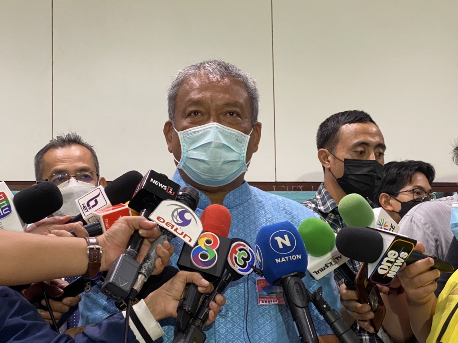 "วัชระ" หอบข้อมูล 16 ประเด็นแจง "กก.จริยธรรมวุฒิฯ" ปูดเพิ่ม ส.ว.จัดพิธียกน้ำชา