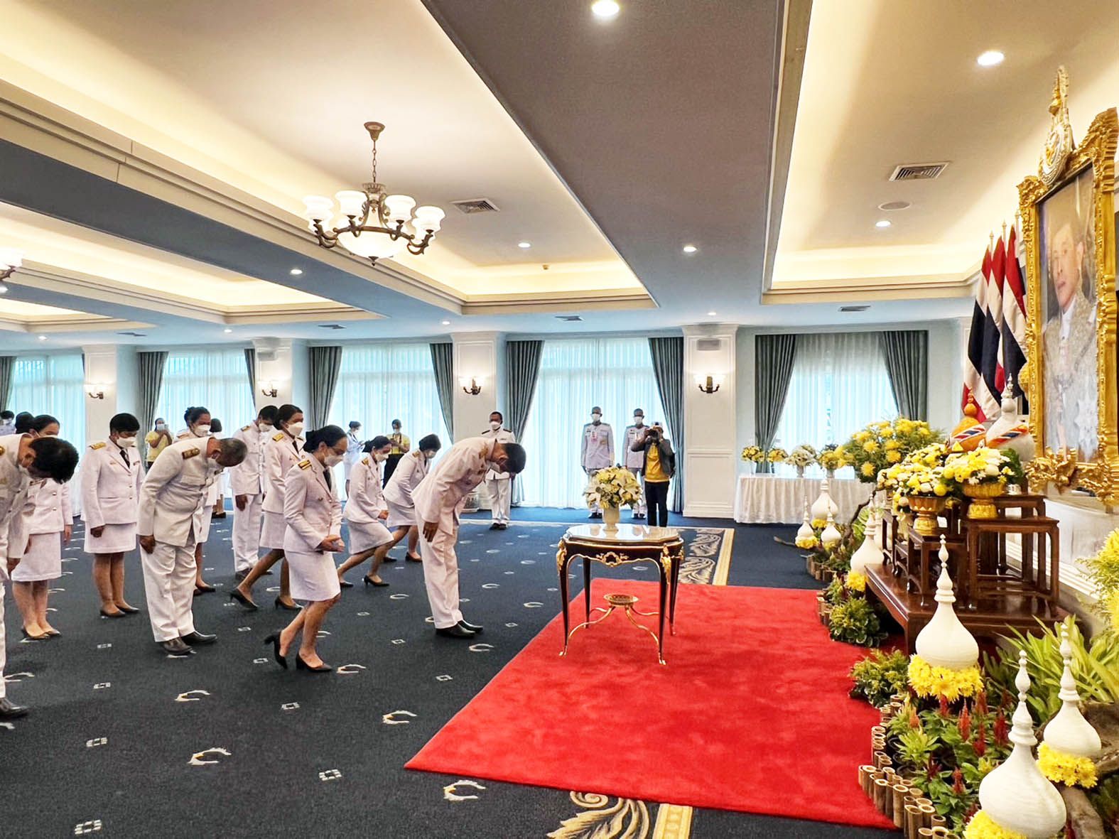 พสกนิกรประจวบลงนามถวายพระพรชัยมงคล “ในหลวง ร.10” ที่ศาลาราชประชาสมาคม 
