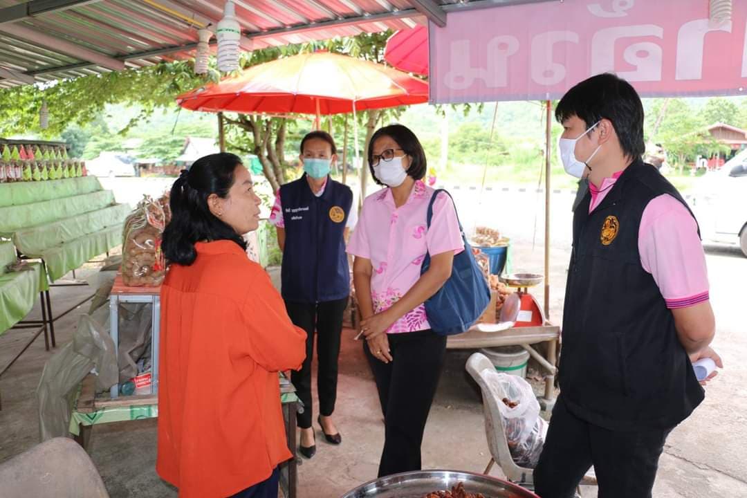 เกษตรอำเภอหล่มสัก-ศูนย์ดำรงธรรมเพชรบูรณ์  ลงพื้นที่ตรวจสอบร้านค้าขายของฝากประเภท “ มะขามหวานฝักและมะขามแปรรูป “