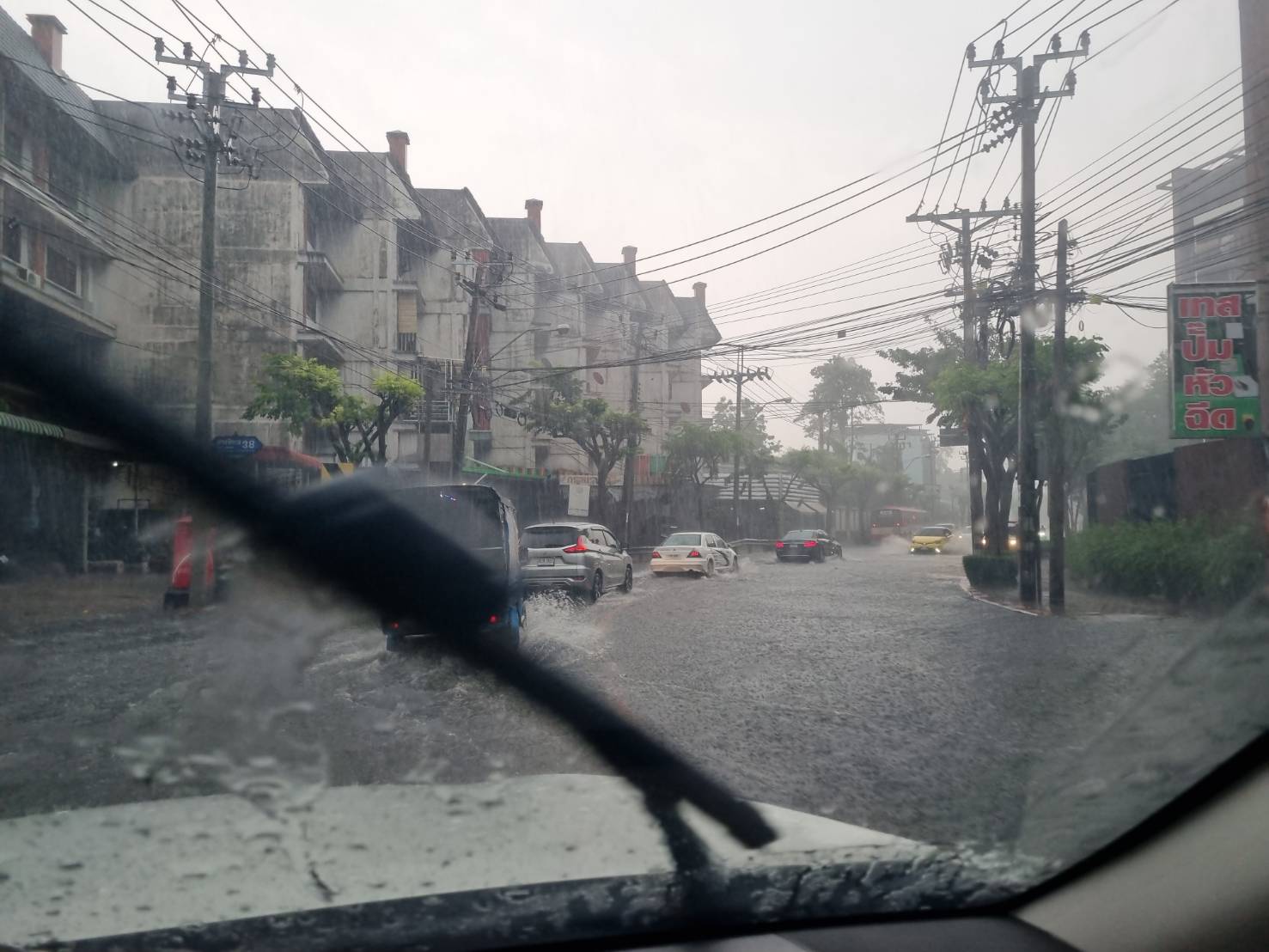ฝนตกทั่วกทม.-ปริมณฑล น้ำท่วมขังหลายจุด จราจรติดหนึบ 