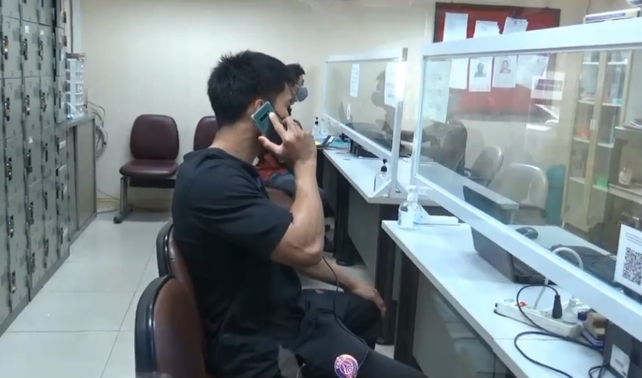 เทรนเนอร์หนุ่มถูกลูกค้าเกย์วางยาในน้ำ  สลบยาว 2 วันเข้าแจ้งความตำรวจ สน.ราษฏร์บูรณะ
