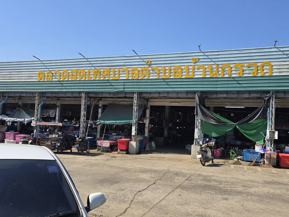 ชาวบ้านชายแดนจับจ่ายเตรียมฉลองปีใหม่ รับยังหวั่นปะทะรอบ 3