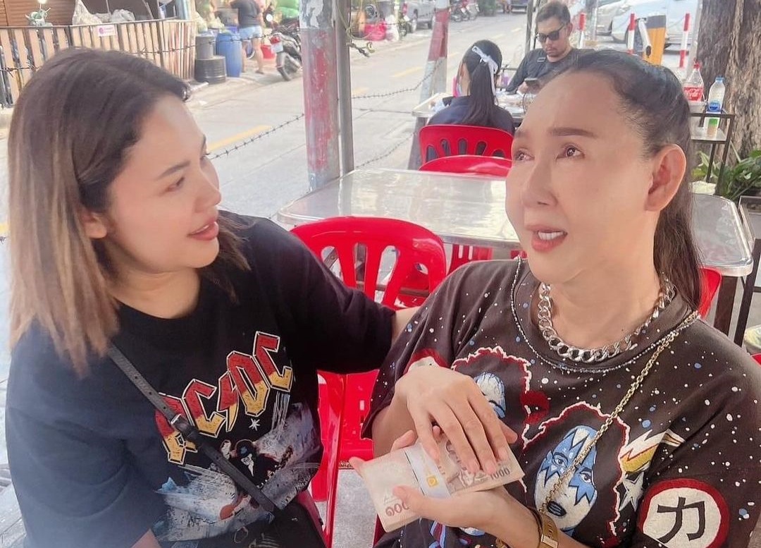 "ตั๊กแตน ชลดา" มอบเงินแสนให้ "แม่โอ๋" ช่างผมประจำตัว เซอร์ไพรส์วันเกิด
