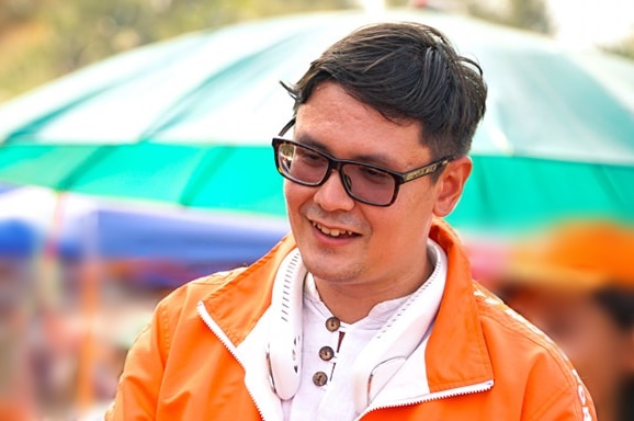 "รังสิมันต์ โรม" เปิดบทสนทนากับ "สาวยาคูลท์" รู้รายได้ถึงกับอึ้ง 