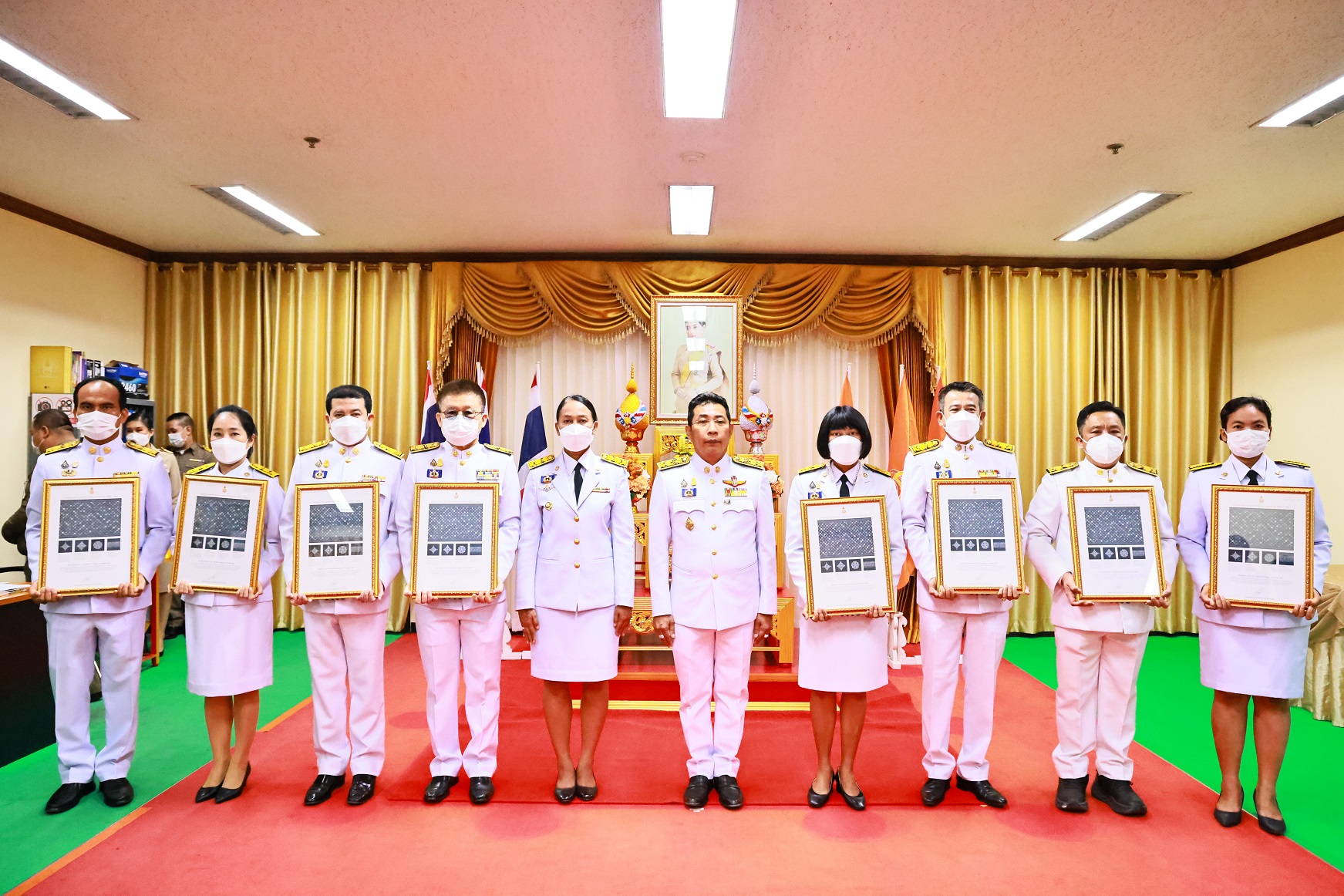 ระยองจัดพิธีมอบแบบลายผ้าพระราชทาน"ผ้าลายดอกรักราชกัญญา"