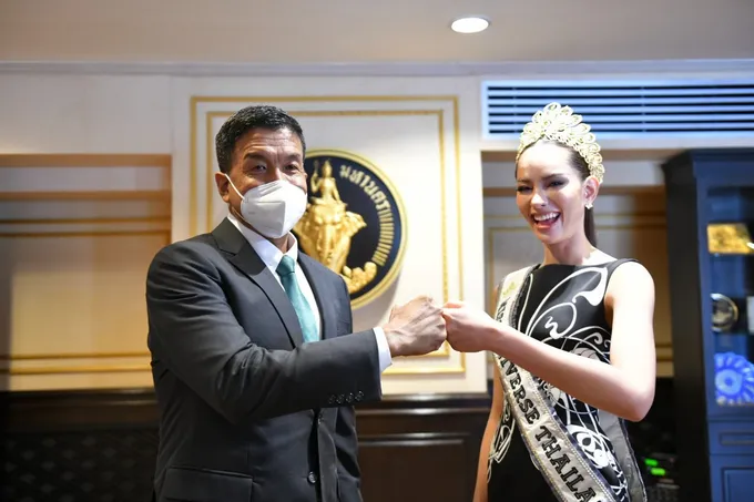 ผู้ว่าฯ ต้อนรับมิสยูนิเวิร์สไทยแลนด์ ชมน้องแอนนาเป็นตัวอย่างเยาวชนใฝ่รู้ พัฒนาตนเอง