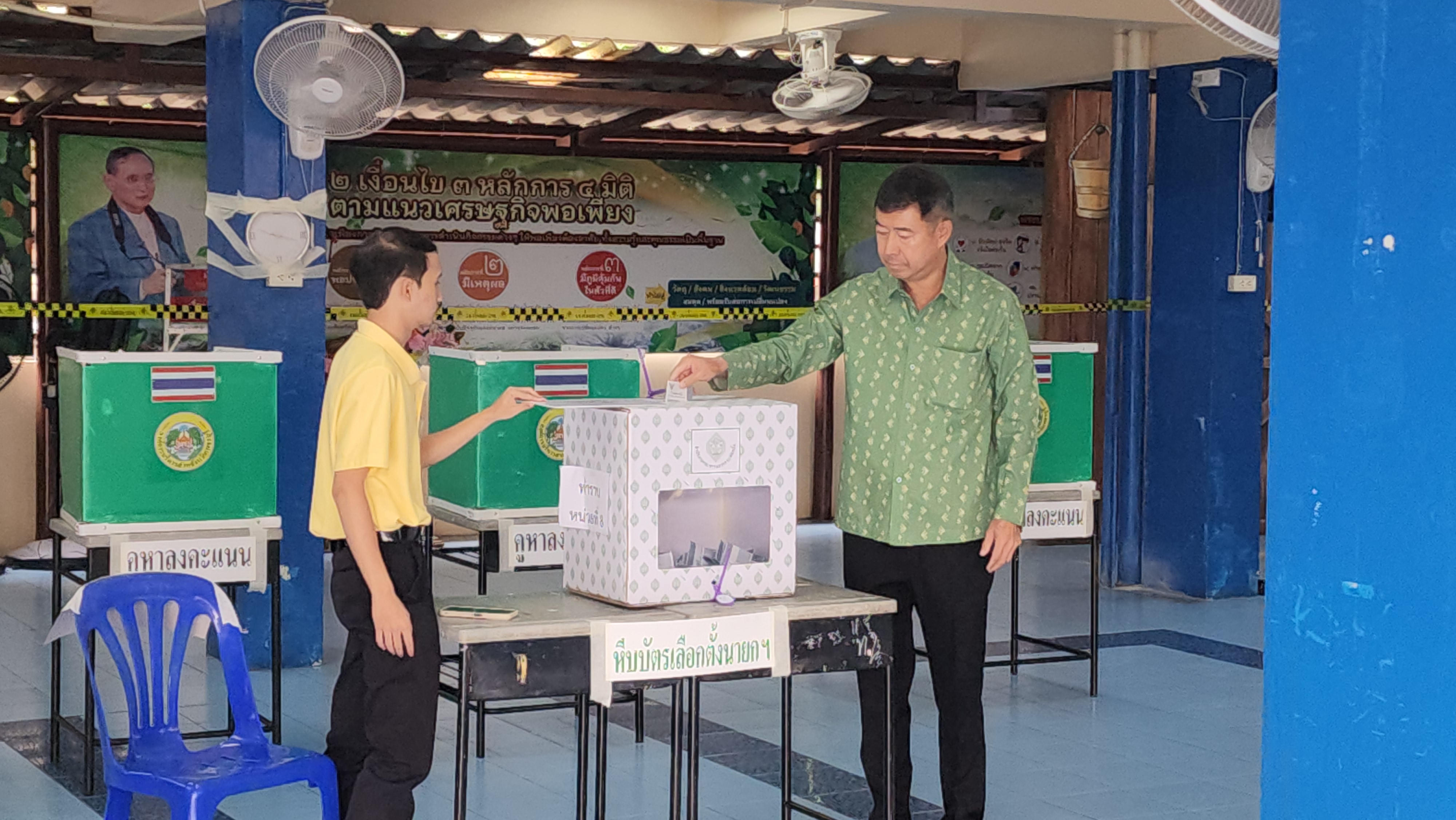 หย่อนบัตรแล้ว ศึกช้างชนช้าง อดีตนายกฯ-อดีต สส. ชิงเก้าอี้นายกอบจ.เพชรบุรี