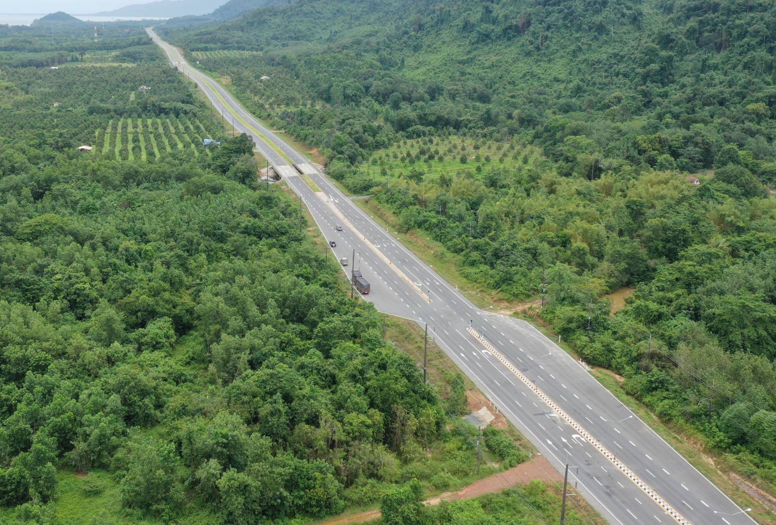 ทล.เร่งขยายทางสายตราด – หาดเล็ก จ.ตราด หนุนศก.ชายแดน ส่งเสริมท่องเที่ยว รองรับศูนย์กลาง EEC คืบหน้า 85% คาดเสร็จ พ.ย.64