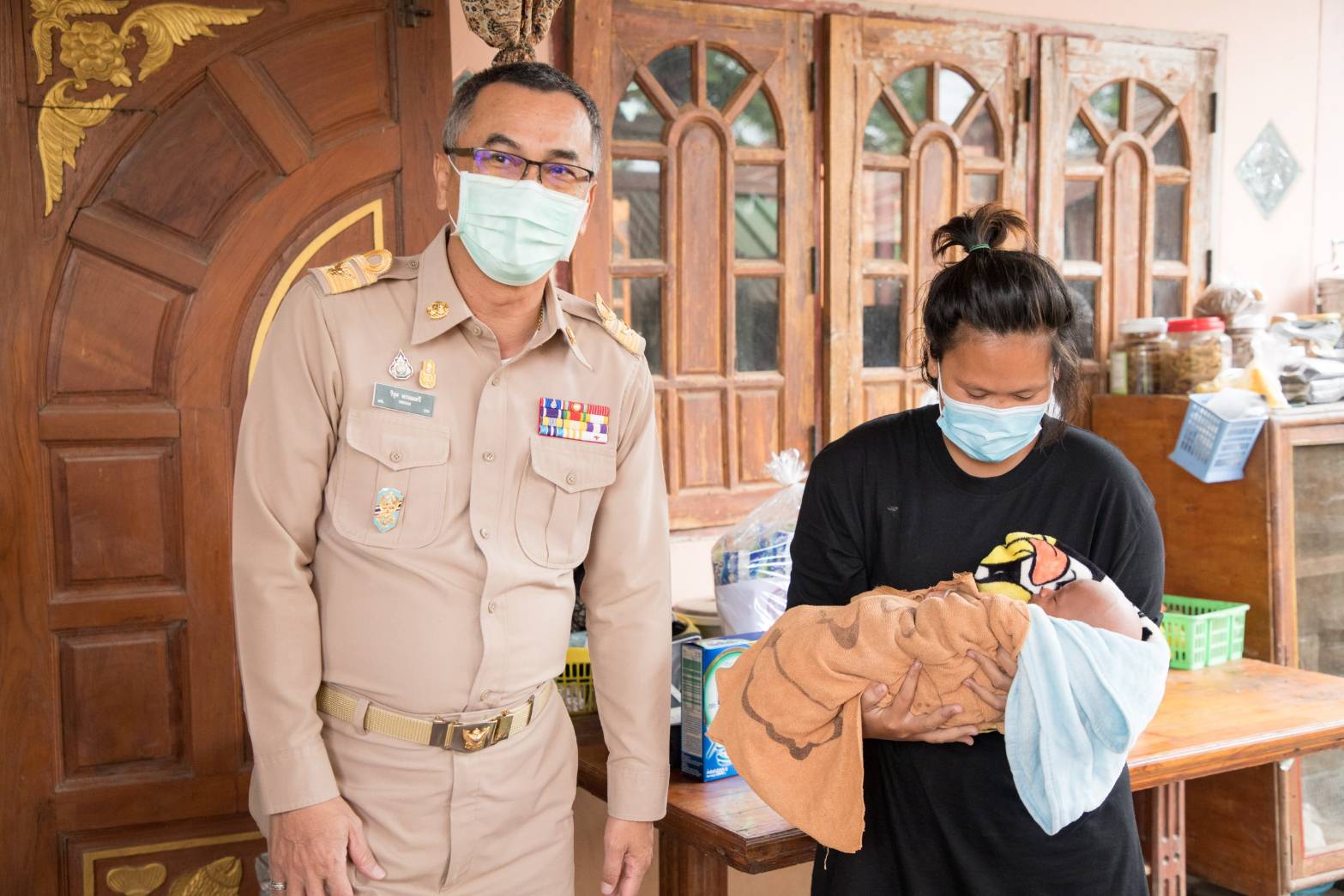 ผู้ว่าฯสุโขทัยลงพื้นที่ช่วยเหลือคุณแม่แรกคลอดป่วยไทรอยด์เป็นพิษ