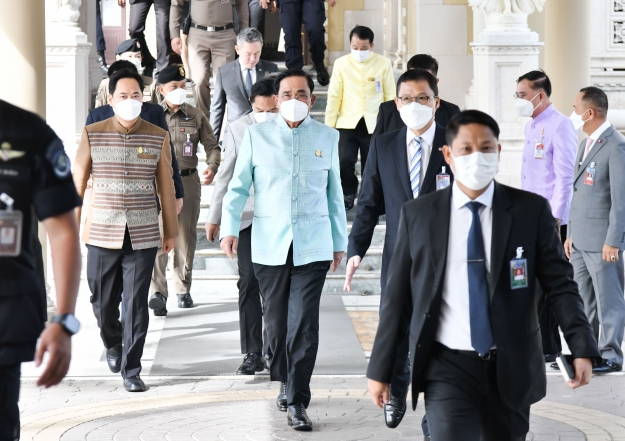 “บิ๊กตู่” แจ้ง รมต. พร้อมส่งมอบงานรัฐบาลชุดใหม่ รอดูนัดประชุมสภาหรือไม่ ค่อยตัดสินใจเลื่อนประชุม ครม. 
