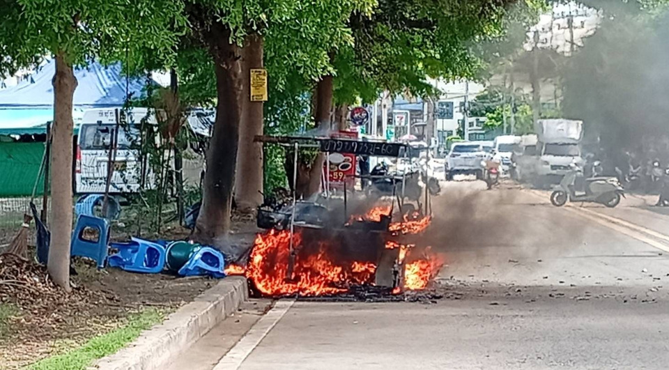 ระทึก! แก๊สรั่วไฟไหม้รถพ่วงข้างขายข้าวขาหมูกลางพัทยา แม่ค้าถูกไฟลวกบาดเจ็บ 