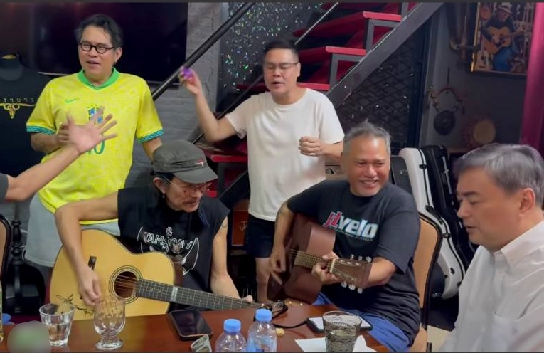 "มาร์ค อภิสิทธิ์" โชว์ลูกคอเพลง IMAGINE "แอ๊ด คาราบาว"  - "เล็ก สมชาย" ร่วมแจม  (มีคลิป)