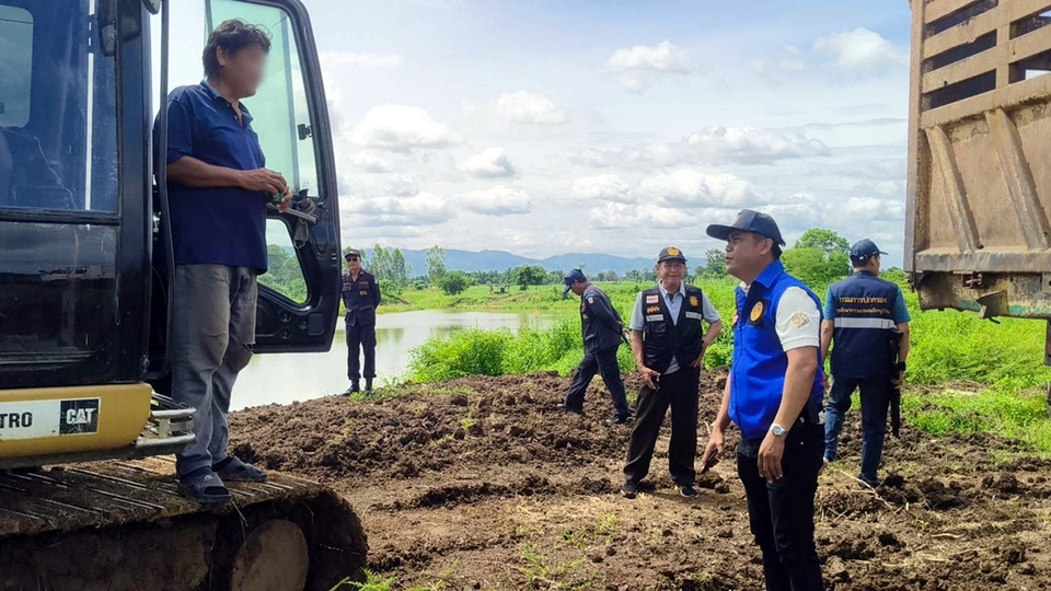 กำนันเพชรบูรณ์บุกสกัด นายก อบต.กองทูล ขุดดินสาธารณะขาย อ้างโครงการ “งานแลกดิน”