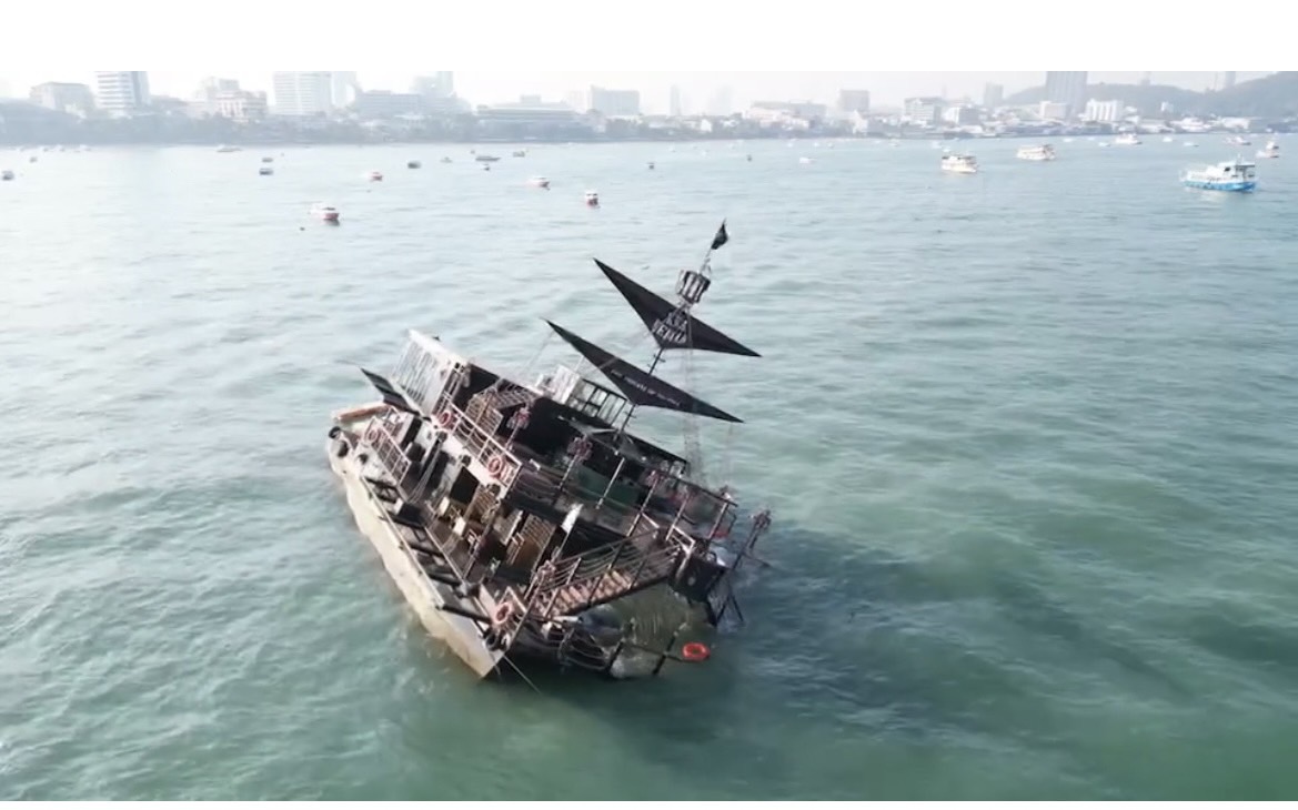 จนท.เตรียมกู้เรือโจรสลัดเคลื่อนออกมาจุดอับปางกลางอ่าวพัทยา