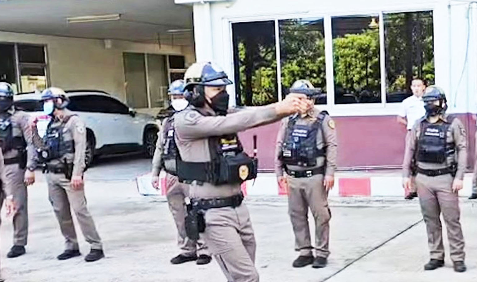 ตร.มหาชัย เสริมทักษะจนท.ฝึกซ้อมยุทธวิธีใช้อาวุธปืนสั้น ป้องกันเหตุร้าย 