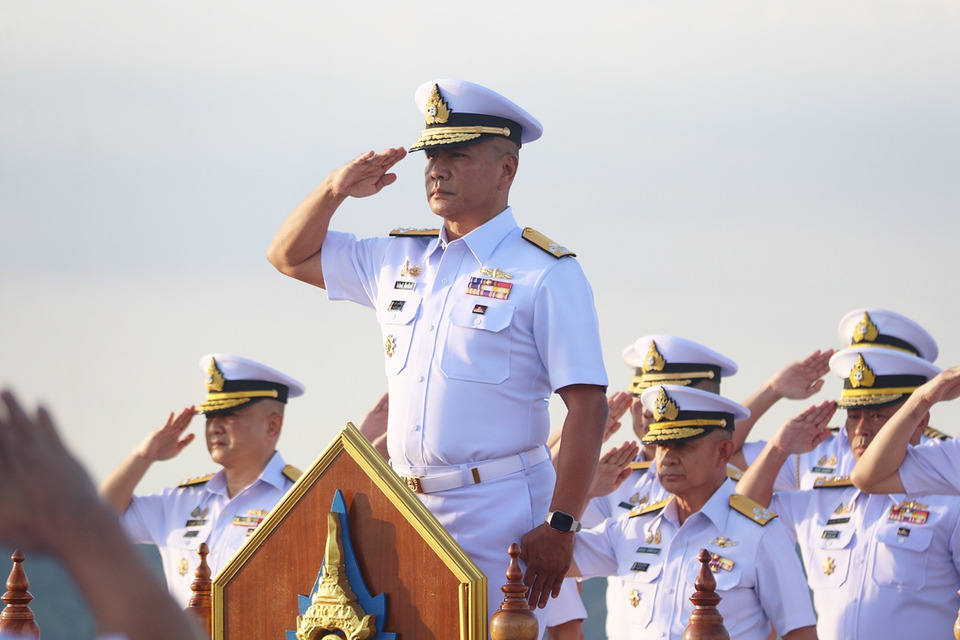 ร.ล.เจ้าพระยา ยิงสลุต19 นัด คำนับผู้บัญชาการทหารเรือ ในโอกาสตรวจเยี่ยมกองเรือยุทธการ